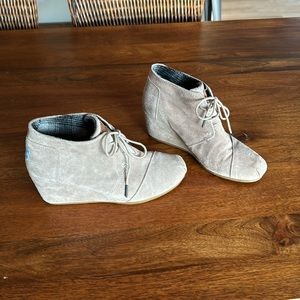 Toms Taupe, Tan Suede Lined Wedge Bootie size 9